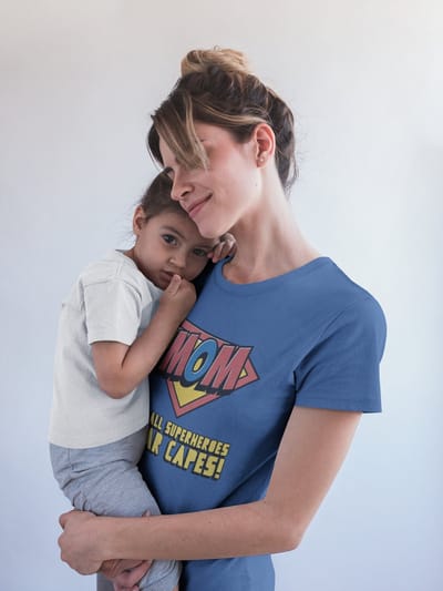 Shirt - MOM not all superheroes wear capes - Wurban Wear | Grappig shirt | Superheld | Unisex tshirt | Moederdag | Mama | Wit