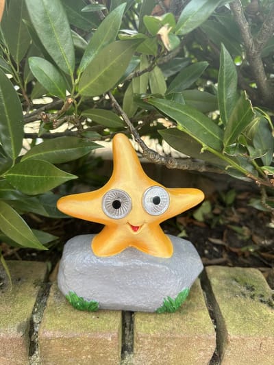 Polyresin solarlamp "zeester op rots" - geel + meerkleurig - met 2 LEDs - Staand model - hoogte 16 x 15 x 13 cm - Tuindecoratie - Tuinverlichting