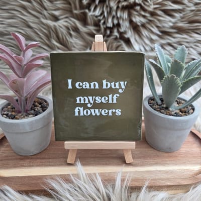 Robuust Wenstegeltje – Hip trendy tegeltje – I can buy myself flowers - Cadeau - Gift - Verjaardag - Zomaar - Decoratie voor woonkamer - Spreuktegel - Trendy nu – Decoratief Tegeltje met Standaard – Cadeau Idee