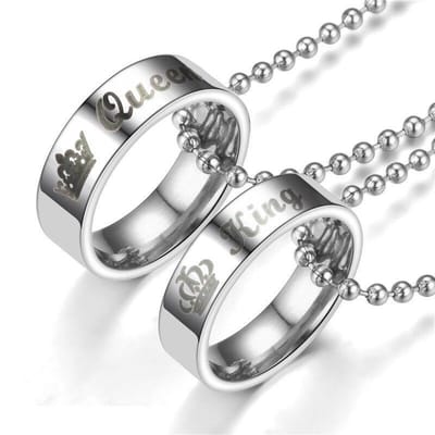 King & Queen Ringen (Zilver kleurig ) Ketting Set voor Hem en Haar - Valentijn Cadeautje voor Stellen - Valentijnsdag - Valentijn Cadeautje voor Mannen