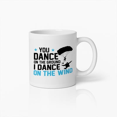 Koffiemok 330ml – "Jij danst op de grond, ik dans op de wind" Parachute Skydiving Design – Cadeau voor Avonturiers, Piloten, Extreme Sportliefhebbers