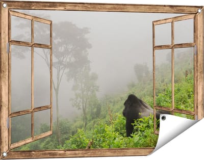 Gards Tuinposter Doorkijk Gorilla in het Woud tijdens de Mist - 90x60 cm - Tuindoek - Tuindecoratie - Wanddecoratie buiten - Tuinschilderij