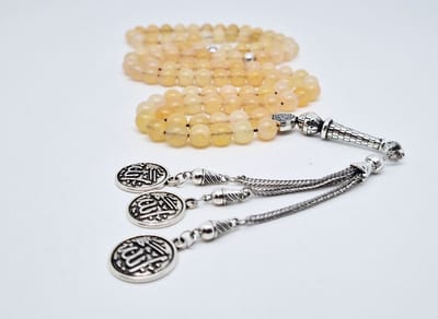 Handgemaakte tesbih "Tasbih" natuursteen " Calciet geel " - Aantal kralen 99 - Diameter kralen 8MM - met metaal tassel "Allah jala jalaluh" - Een mooi cadeau-idee