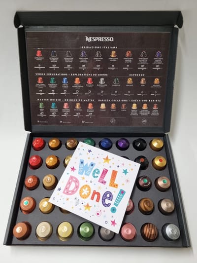 Koffie Proeverij Pakket groot 40 stuks verschillende smaken met Mystery Card 'Well Done' met persoonlijke (video) boodschap | Verjaardag | Sinterklaas | Kerstpakket | Vaderdag | Moederdag | Jubileum | Valentijnsdag