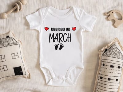Hospitrix Baby Rompertje met Tekst Coming soon March | Korte Mouw | Cadeau voor Zwangerschap | Bekendmaking | Aankondiging | Aanstaande Moeder