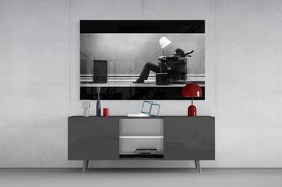 Glasschilderij - Maxell Blown Away Man - Retro Muziek & Audio Kunst - Zwart-Wit Wanddecoratie - Man in Stoel met Luidspreker - Industrieel Schilderij voor Woonkamer of Muziekkamer