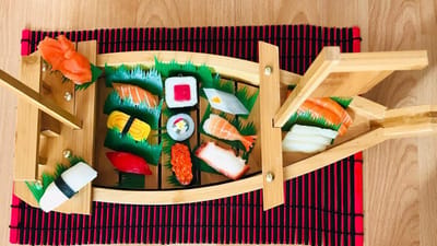 Unike Verrassing cadeau voor verjaardag,Sushi Boat inclusive 13 stuk Sushi en Sashimi Models +20stuk zee blad .Birthday Gift for Sushi Lover sushi boot whit Sushi and Sashimi models
