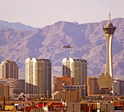 Skyline van Las Vegas en The Strat voor Red Rock Canyon - Fotobehang (in banen) - 350 x 260 cm