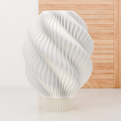 Dastium Home - Witte tafellamp op beige poot - Japandi lamp - Tafellamp landelijk - Schemerlamp woonkamer of leeslamp slaapkamer - Sfeerlamp van duurzaam plastic geschikt voor E27 LED