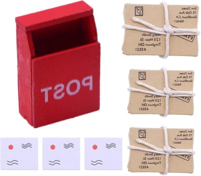 Allecto Plus - Miniatuur kerstkabouter accessoires voor poppenhuis - 1/12 schaal - brievenbus en kerstdecoratie met kranten en enveloppen