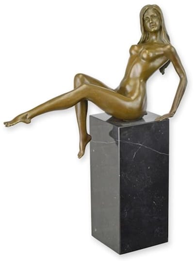 EEN BRONZEN BEELD VAN EEN NAAKTE VROUW ZITTEND OP EEN MARMIEREN VOET