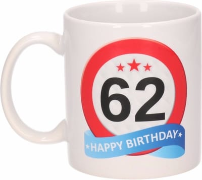 Beallatio Decorations - 62 jaar Verjaardag koffiemok - cadeau beker - stopbord print met happy birthday - 300 ml - keramiek - wit