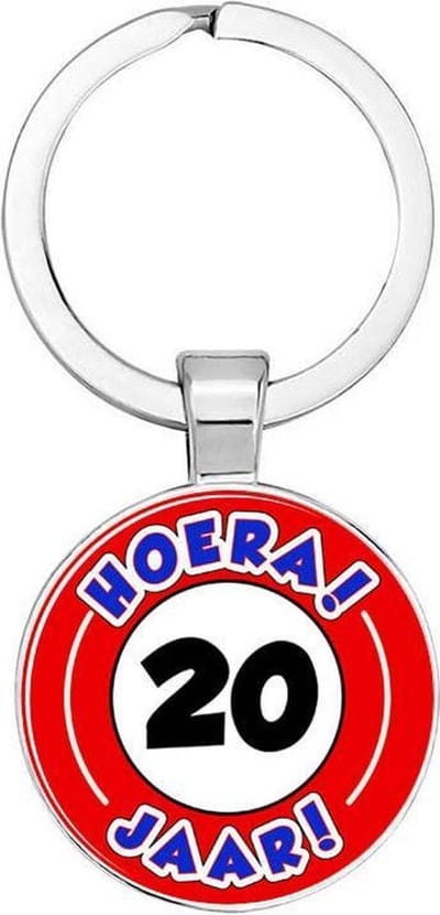 Akyol - Hoera 20 jaar Sleutelhanger - Verjaardag - Jarige job - Leuke kado voor iemand die bijna jarig is - 2,5 x 2,5 CM