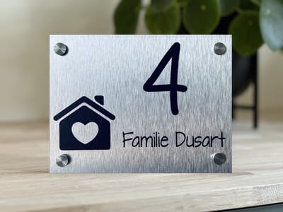 Naambordje voordeur | Huisnummer | 15x20cm | RVS-look | Huisnummerbord | huisje | hartje | RVS afstandhouders