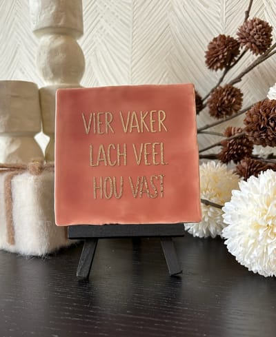 Hartjespost | Tegeltje Vier vaker lach veel hou vast, zalmroze, goud | schoencadeautjes sinterklaas | tegeltjes met tekst | spreuktegel | tegeltjeswijsheden | cadeau | Christmas | Xmas | kerstmis | decoratie kerst | 10x10