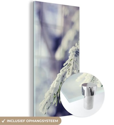 MuchoWow® Glasschilderij 20x40 cm - Schilderij acrylglas - Winter - Dennenboom - Sneeuw - Landelijk - Foto op glas - Schilderijen
