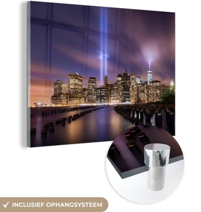 MuchoWow® Glasschilderij 120x90 cm - Schilderij acrylglas - New York - Nacht - Stad - Water - Foto op glas - Schilderijen