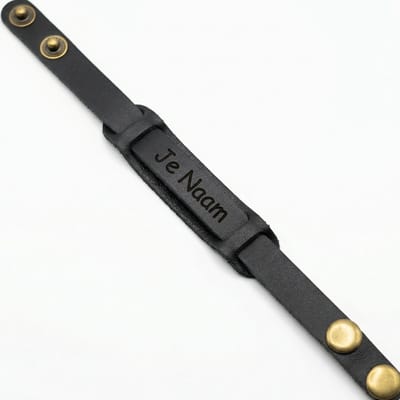 Armband met graveer, Armband met naam, Gepersonaliseerde zwarte leren armband met naamgravure en verstelbare drukknoopsluiting, Armband met naamplaatje ,graveerarmband