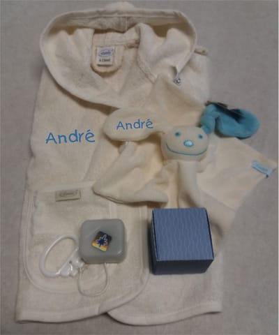 Kraam-Cadeau-Babypakket-Geboorte-Met naam van de Baby geborduurd-Badjas met naam-Muziek/speeldoosje_Badjas met naam_Knuffel doekje met naam op oor. Baby shower