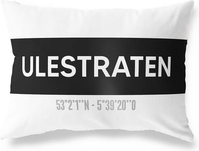 Tuinkussen ULESTRATEN - LIMBURG met coördinaten - Buitenkussen - Bootkussen - Weerbestendig - Jouw Plaats - Studio216 - Modern - Zwart-Wit - 50x30cm