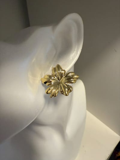 Goudkleurige bloemen oorknoppen | | Make up | Parfum | Moederdag | Verjaardagscadeau| Cadeautje| Valentijnsdag| Kado | sieraden | vaderdag | oorbellen | oorsieraden