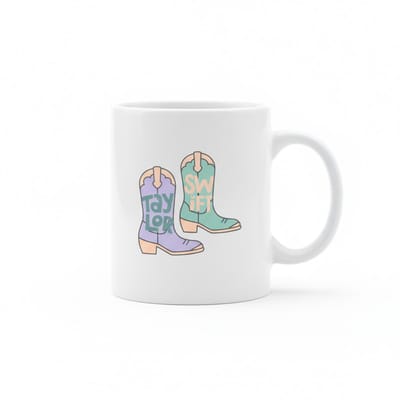 Swiftie Cowboylaarzen Mok – Pastel Fan Art Design – Witte Keramische Koffiemok 330 ml