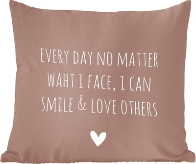 Sierkussens - Kussentjes Woonkamer - 60x60 cm - Engelse quote "Every day no matter what i face, i can smile & love others" op een bruine achtergrond
