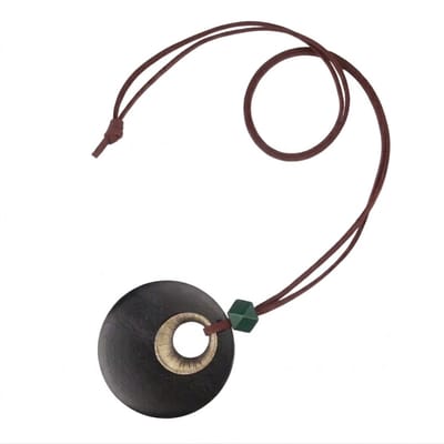 Zwarte ketting met ronde houten hanger en groen accent – ketting voor dames – koordketting met fantasiehanger en draadstructuur