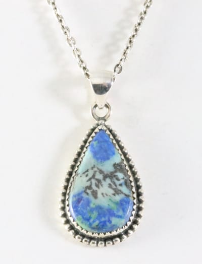 Bewerkte zilveren hanger met blauwe azuriet turkoois aan ketting