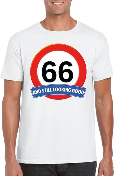 66 jaar and still looking good - t-shirt met verkeersbord print - wit - voor heren - verjaardag cadeau - party - feestartikelen 66 jarige S