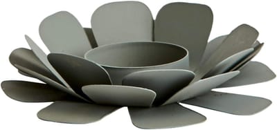 Ronde metalen theelichthouder in vintage stijl met patina voor tafeldecoratie en bloemen