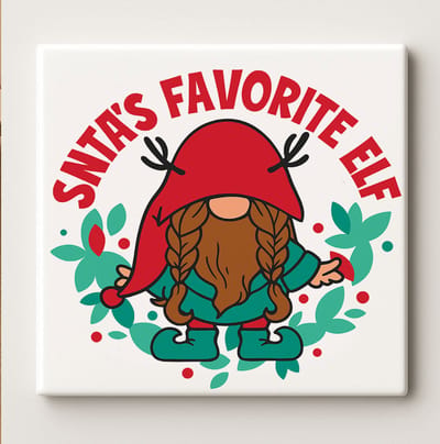 Santa’s Favoriete Elf Tegel – 15x15cm Keramische Kerst Wanddecoratie – Schattig Feestelijk Cadeau voor Kinderen, Familie of Kerstliefhebbers