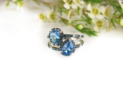 Ring in wit goud gezet met blauwe topaas, londen topaas en diamant