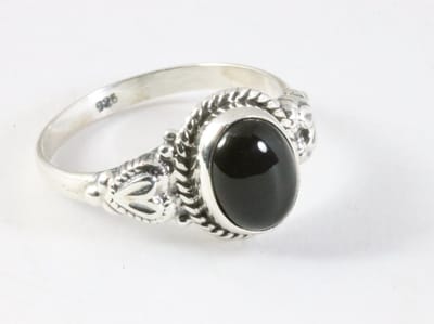 Bewerkte zilveren ring met onyx - maat 18.5