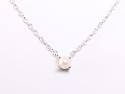 Fijne zilveren anker ketting met witte zoetwater parel