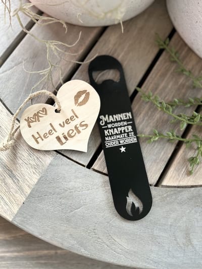 Creaties van hier – Bieropener mannen worden knapper met houten hartje – RVS – 18 cm – Opener