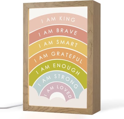 Nachtlampje 20x30 cm - Kinder lampje - Regenboog - Kleuren - Quotes - Tafellamp kinderkamer - Slaapkamer lamp - Bedlamp kinderen - Kinderlampje stopcontact - Wandlamp babykamer - Nachtlampjes