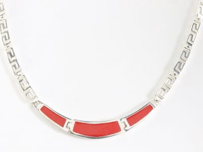 Hoogglans zilveren collier met rode koraal steen