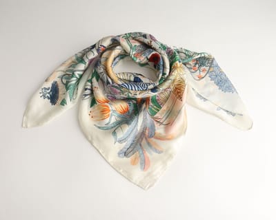 Momo Bandana Dames – Accessories Junkie Amsterdam – 70x70 cm – Bloemenprint – Blauw / Wit – Imitatie Satijn
