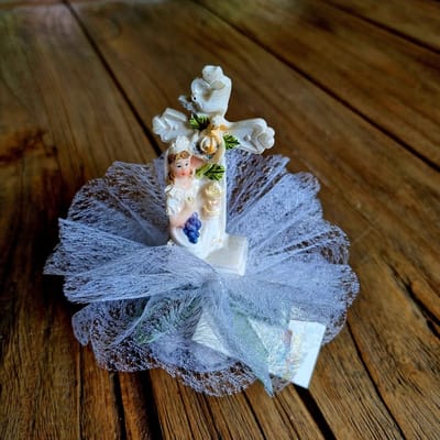 12x Communie meisje met kruis op witte tule met chocoladedragees uitdeel bedankjes voor eerste Heilige communie doopsuiker