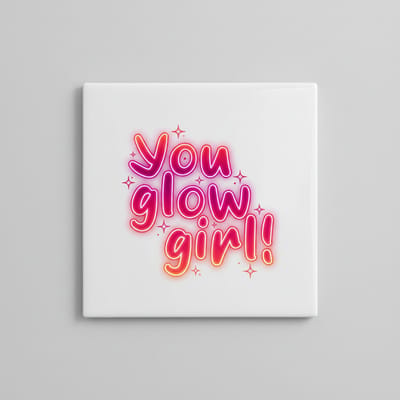 Empowerende Quote Keramische Tegel “You Glow Girl!” – Neon Stijl Inspirerende Wanddecoratie – Decoratieve Tegel 15 × 15 cm