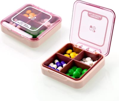 Set van 2 Draagbare Pillenhouder – Wekelijkse Medicijnorganizer – Pillendoos met 4 Compartimenten – Plastic Pillendoos – Pillendispenser voor Medicijnen, Supplementen en Vitaminen (Paars)