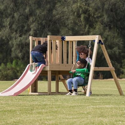 AXI Timo Mini Speeltoestel met Babyschommel, Klimwand en Krijtbord – Pastel Roze Glijbaan – FSC hout – Klein speeltoestel voor de tuin / buiten