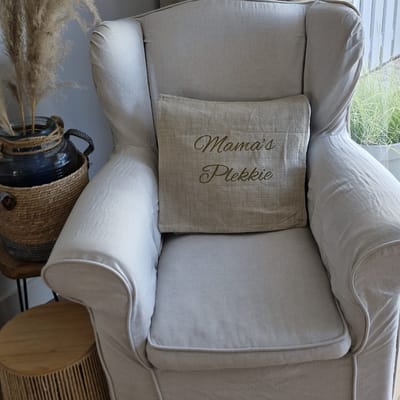 Sierkussen Kussen met tekst bedrukt cadeau mama moederdag | mama’s plekkie beige met opdruk goud met vulling| 50x50 cm | vrouw voor de liefste aanstaande geboorte baby zwangerschap aankondiging bekendmaking moeder ouders