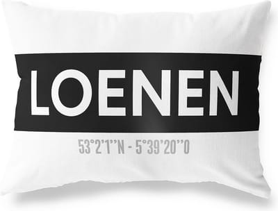 Tuinkussen LOENEN - GELDERLAND met coördinaten - Buitenkussen - Bootkussen - Weerbestendig - Jouw Plaats - Studio216 - Modern - Zwart-Wit - 50x30cm