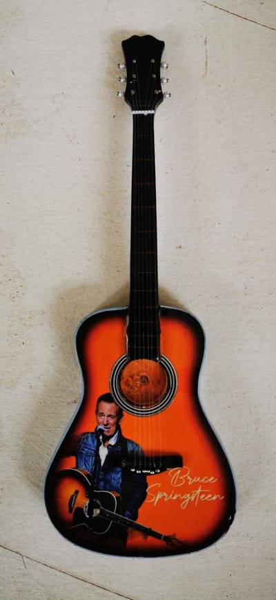 Bruce Springsteen Miniatuur Gitaar – Houten Akoestische Decoratie met Standaard – Luxe Rock Merchandise & Muziek Cadeau – 25 cm Hoog – The Boss Collectible voor Mancave