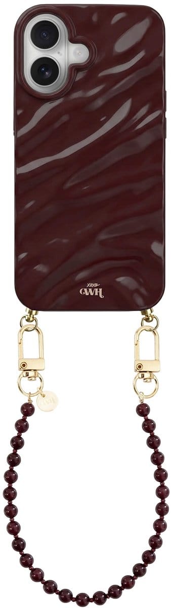 xoxo Wildhearts Burgundy Glaze telefoonhoesje met koord - geschikt voor iPhone 16 - Burgundy Muse (kort koord) - Dream hoesje met telefoonkoord - Glimmende silicone case met plooien - Kralenketting met gouden details - Bordeaux rood