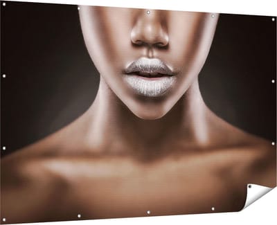 Gards Tuinposter Zilveren Lippen van een Afrikaanse Vrouw - 180x120 cm - Tuindoek - Tuindecoratie - Wanddecoratie buiten - Tuinschilderij