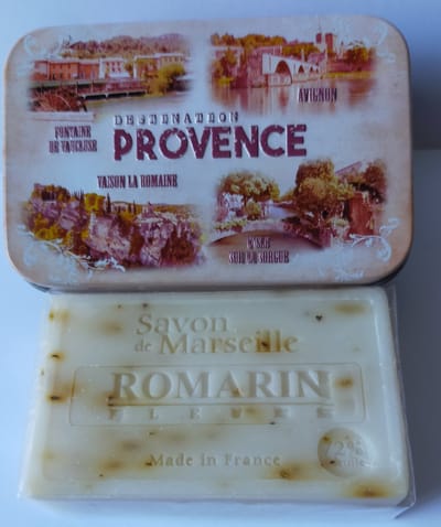 Metalen zeepblik met opdruk Destination Provence met Marseillezeep Rozemarijn 100 gram