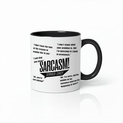 “Sarcasm Served Daily” Wit-Zwarte Mok – Grappige Sarcastische Quotes Collage – 330 ml Humoristische Koffiebeker